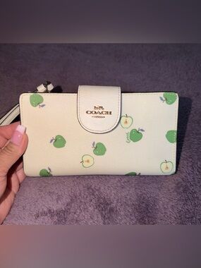 Coach 🍏 1941 “Like New” White and Green  Apple Print Wallet